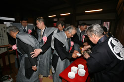 ②本堂参拝(祝酒)